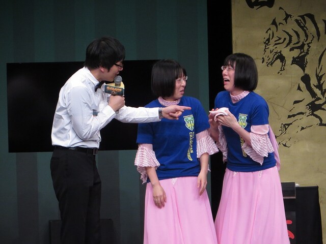 「アラフォーサバイバル」で優勝した阿佐ヶ谷姉妹・木村と喜ぶ姉の渡辺。