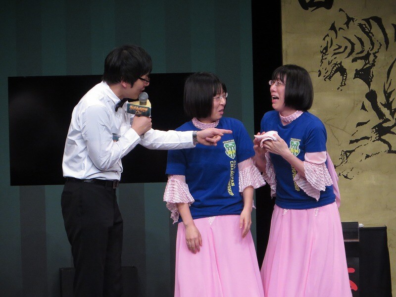 「アラフォーサバイバル」で優勝した阿佐ヶ谷姉妹・木村と喜ぶ姉の渡辺。