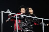 手前からケント・モリ、千原ジュニア。(c)吉本興業