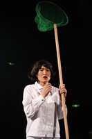 宮藤官九郎脚本のコントを演じる千原ジュニア。(c)吉本興業