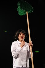 宮藤官九郎脚本のコントを演じる千原ジュニア。(c)吉本興業