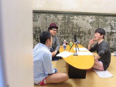 全裸ネットラジオ「ぬくもり横丁」収録前のピクニックとシューレスジョー。打ち合わせはラフな格好で。