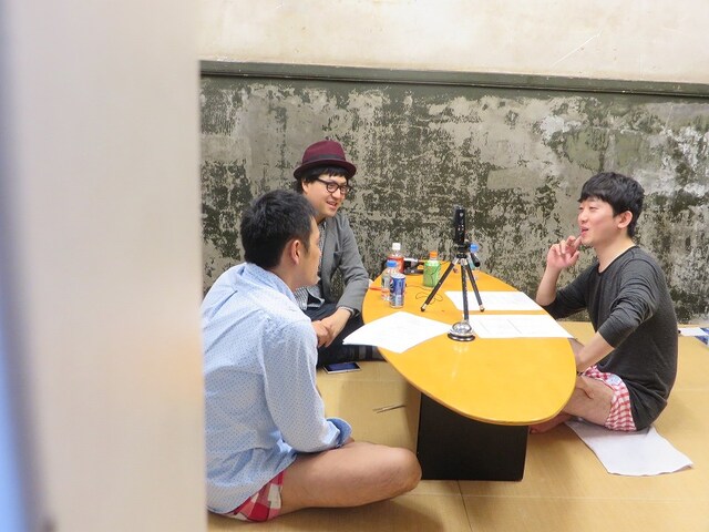 全裸ネットラジオ「ぬくもり横丁」収録前のピクニックとシューレスジョー。打ち合わせはラフな格好で。