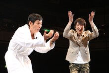 左から、明石家さんま、千原ジュニア。(c)吉本興業