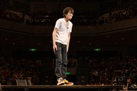 千原ジュニアのエンディングトークの様子。(c)吉本興業