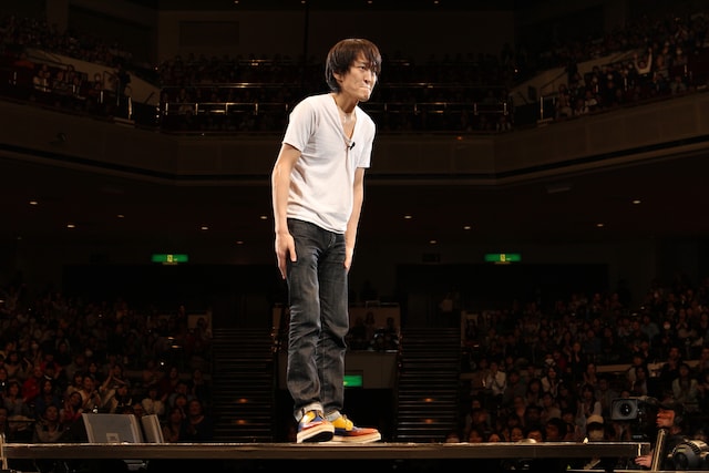 千原ジュニアのエンディングトークの様子。(c)吉本興業