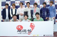 新番組「俺の地図帳 ～地理メンBOYSが行く～」に出演するうしろシティ（前列右から2人）。