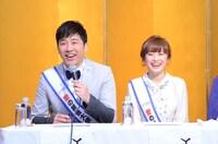 会見に出席したあべこうじと高橋愛。