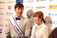 会見後の取材に応じたあべこうじと高橋愛。