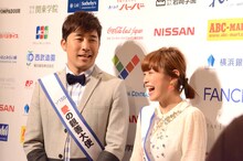 会見後の取材に応じたあべこうじと高橋愛。