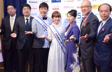 「Y155 愛の親善大使」に就任したあべこうじ（左から3人目）と妻の高橋愛（左から4人目）。