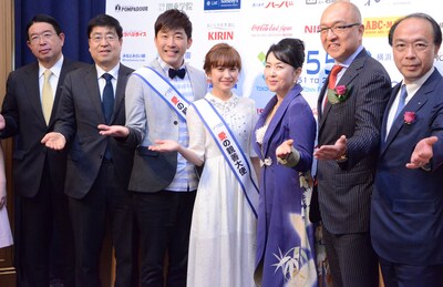 「Y155 愛の親善大使」に就任したあべこうじ（左から3人目）と妻の高橋愛（左から4人目）。