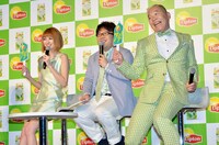 司会者からの質問に「アリ」か「ナシ」かで答える（左から）南明奈、キャイ～ン。