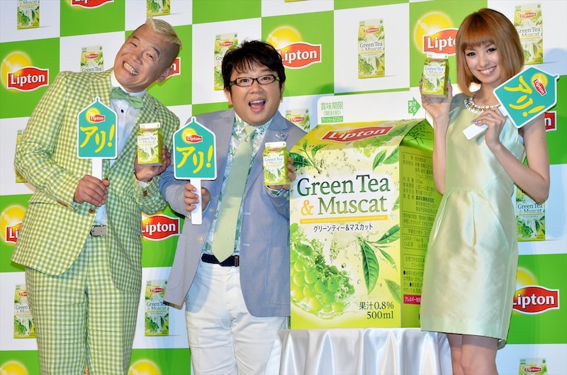 「リプトン グリーンティー＆マスカット」新商品発表会に登場した（左から）キャイ～ン、南明奈。