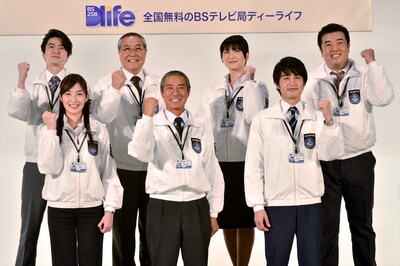 ドラマシリーズ「東京ガードセンター」の制作発表会見に登場したインパルス堤下（後列右端）らキャスト7名。