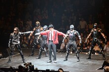 ケント・モリのダンスパフォーマンスに参加する千原ジュニア（中央）。