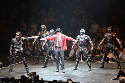 ケント・モリのダンスパフォーマンスに参加する千原ジュニア（中央）。