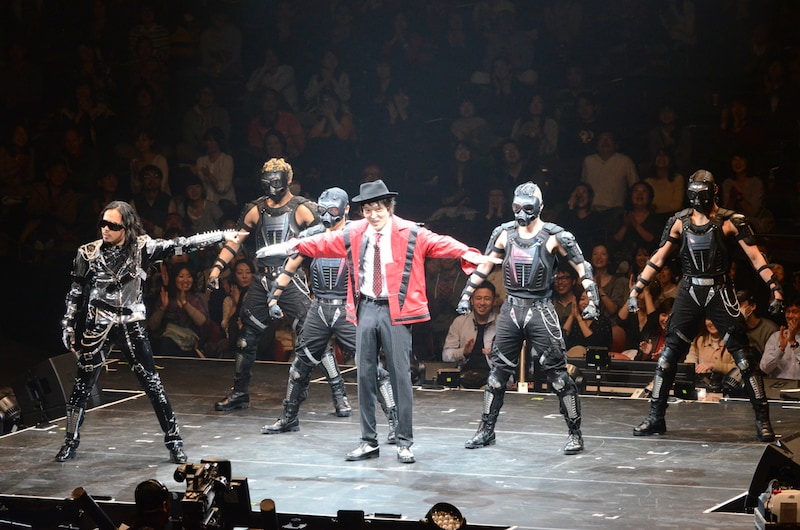 ケント・モリのダンスパフォーマンスに参加する千原ジュニア(中央)。