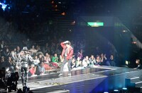 ベルトコンベアの上でムーンウォークを決めるジュニア。