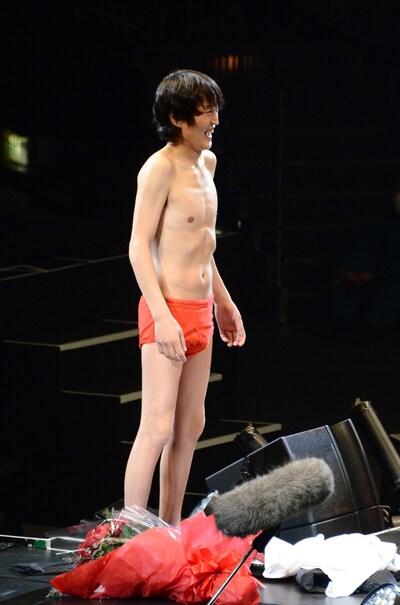 熱湯風呂にチャレンジする千原ジュニア。