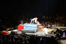 熱湯風呂にチャレンジする千原ジュニア。