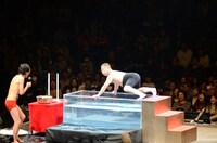 熱湯風呂にチャレンジする出川哲朗。