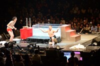 大歓声にポーズで応える出川。