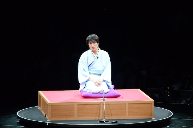 落語「人面瘡（じんめんそう）」を披露するジュニア。