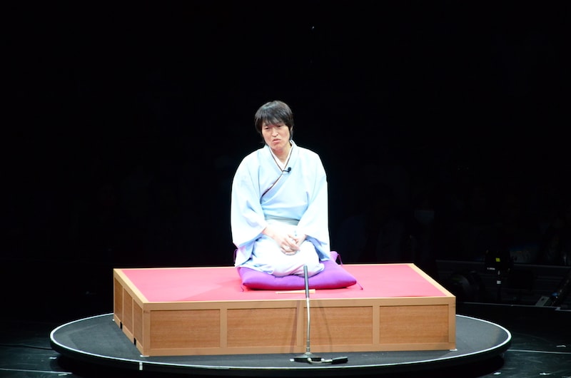 落語「人面瘡(じんめんそう)」を披露するジュニア。