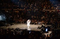 大熱狂の中ステージに登場した明石家さんま。