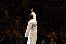 声援に応える明石家さんま。