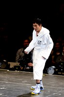 ジュニアの好みに合わせてボクサー風の衣装を用意してきたさんま。