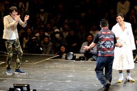 さんまとジュニアのトークの最中にたまらず乱入するケンドーコバヤシ（手前）。