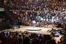 「2014 千原ジュニア40歳LIVE『千原ジュニア×□』in 両国国技館」エンディングの様子。