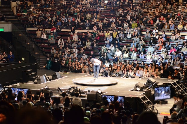 「2014 千原ジュニア40歳LIVE『千原ジュニア×□』in 両国国技館」エンディングの様子。