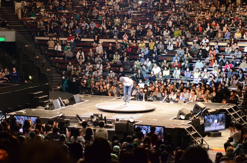 「2014 千原ジュニア40歳LIVE『千原ジュニア×□』in 両国国技館」エンディングの様子。