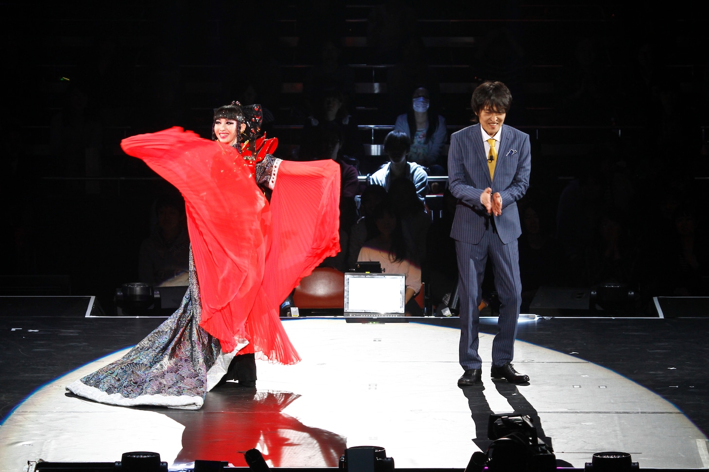 プリンセス天功と千原ジュニア。(c)吉本興業