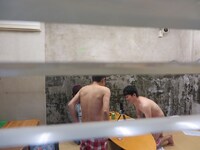 すっかり脱ぎ慣れたピクとジョー。