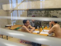 真剣にリスナーのお悩みに答えるピクとジョー。