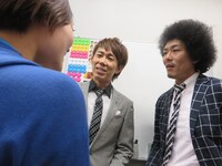 本当に坊主にするかどうかのトータルテンボス会議に参加するADカンちゃん。
