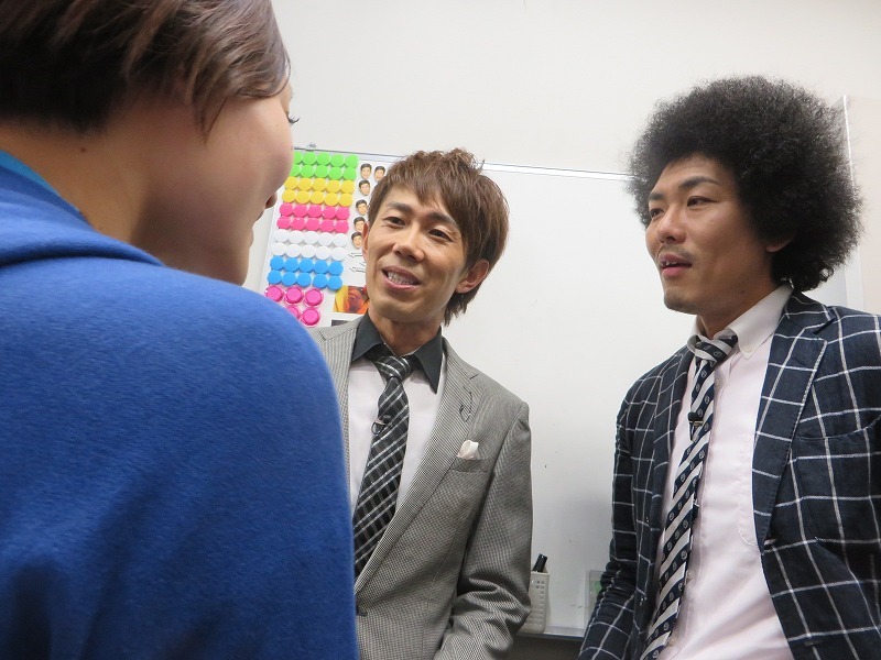 本当に坊主にするかどうかのトータルテンボス会議に参加するADカンちゃん。