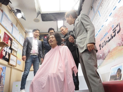 「めちゃ×2 ユルんでるッ！」生配信でトータルンテンボス藤田のアフロヘアを刈る様子。