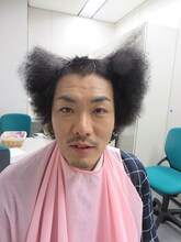 10年来のアフロヘアを坊主にする途中のトータルテンボス藤田。