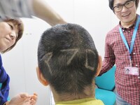 後ろに「アフロ」と勝手に刻まれた藤田。