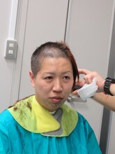 藤田に対抗してあっさり坊主にしたカーニバルゆきえ。