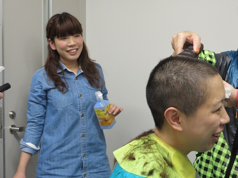 相方の坊主頭を見て「あっちゃーやってんなー！」と言いつつ、「おもしろすぎる」と爆笑する武内。