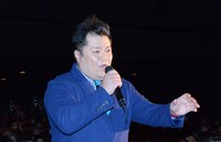 1人遅れて登場したブラックマヨネーズ小杉。