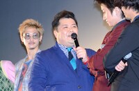 笑ってくれない共演者たちに苦言を呈す小杉。