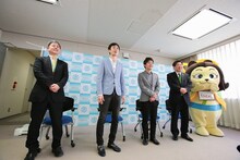 ロザン菅の高石市PR大使委嘱式の様子。(c)吉本興業