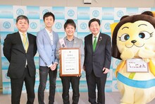 ロザン菅の高石市PR大使委嘱式の様子。(c)吉本興業